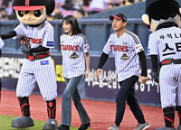 [포토]시구와 시타를 위해 잠실구장 들어서는 표예진과 장혁진