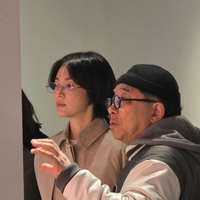 김수철 전시장 찾은 송혜교, 안경+단발머리 소탈한 매력 발산