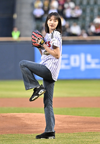 [포토]표예진 시구, 힘찬 킥과 함께!