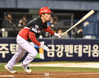 [포토]1타점 적시타 치는 KIA 김호령