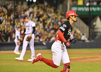 [포토]KIA 김도영, 2점 홈런 치고 유유히...