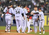 [포토] LG, 4경기 만에 시즌 첫 승