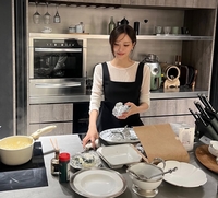 “새색시 맞아?”…효민, 고소영·대성·윤종신과 홈마카세 집들이 눈길