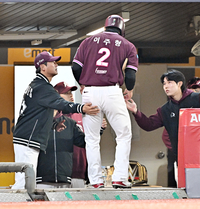 [포토]맹활약 이주형을 축하하는 키움 설종진 감독