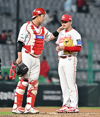 [포토]SSG 조형우-이기순, 위기 넘겨보자!