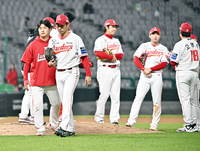 [포토]KBO리그 데뷔 SSG 선발 타케다, 4⅔이닝 9피안타 5실점(5자책)