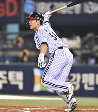 [포토] 홍창기, 6회 득점기회 만드는 2루타