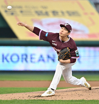 [포토]힘차게 공 뿌리는 키움 배동현