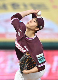 [포토]키움 선발 배동현의 역투