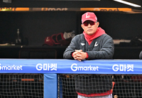 [포토]선수들의 플레이를 지켜보는 SSG 이숭용 감독