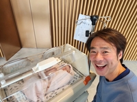 ‘한국판 브래드 피트’ 김홍표, 51세에 아빠됐다! “아내와 나이 합쳐 백 살”