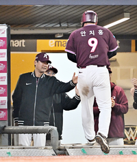 [포토]안치홍의 득점을 반기는 키움 설종진 감독