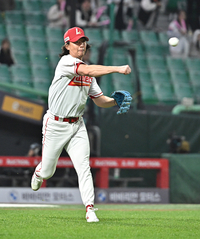 [포토]땅볼 직접 처리하는 SSG 문승원