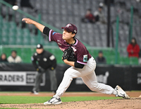 [포토]힘차게 공 뿌리는 키움 박윤성