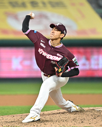 [포토]힘차게 공 뿌리는 키움 유토