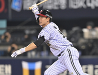 [포토] 홍창기 ‘제대로 맞았어’