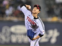 [포토] 유영찬 ‘힘찬 투구’