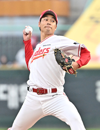 [포토]힘차게 공 던지는 SSG 선발 다케다