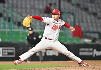 [포토]힘차게 공 던지는 SSG 이기순