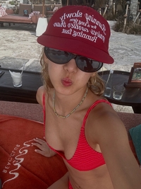 효연의 과감한 휴양지 패션, 발리 해변 압도한 비키니 자태