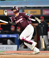 [포토]안타로 만두 기회 만드는 키움 박찬혁
