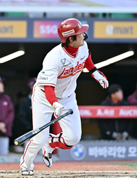 [포토]SSG 최정, 킹움 정현우 상대 시즌 1호 홈런