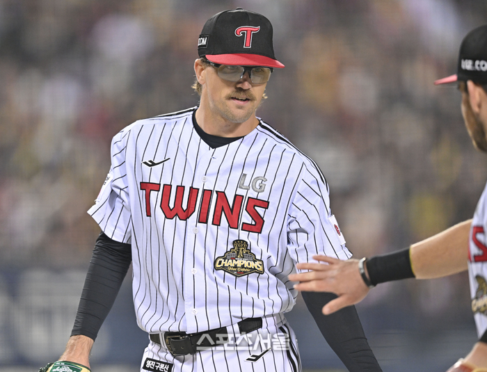 "LG 좋은 수비는 내게 큰 힘"... LG 시즌 첫 'QS 주인공' 웰스, '리그 최강 수비진'에 대만족 [SS잠실in]