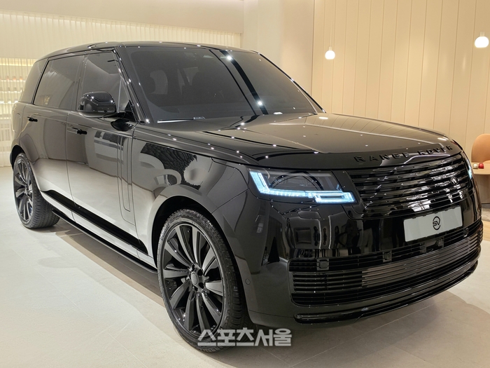 "어둠으로 쓴 럭셔리"... 레인지로버 SV 블랙, 비스포크 경험까지 [SS현장]