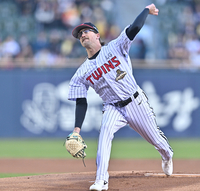 [포토] 역투하는 LG 웰스