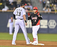 [포토] 김선빈, 4회 시원한 2루타