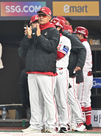 [포토]선수들에게 박수를 보내는 SSG 이숭용 감독