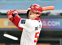 [포토]SSG 최지훈, 키움 정세영 상대 시즌 1호 홈런