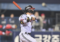 [포토] 6회 중전안타 치는 문성주