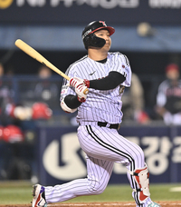 [포토] 파울 치는 문보경