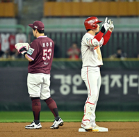 [포토]2루타로 1점 더 뽑아내는 SSG 박성한