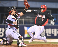 [포토] 김선빈 ‘볼이 벌써 왔어?’