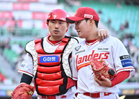 [포토]이야기 나누는 SSG 포수 이지영과 선발투수 최민준