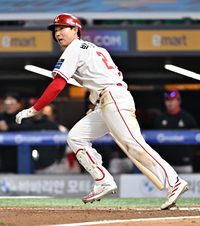 [포토]3안타 경기 만드는 SSG 박성한