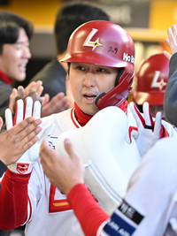 [포토]홈런 하이파이브 나누는 SSG 최정