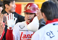 [포토]시즌 마수걸이 홈런 넘긴 SSG 최정