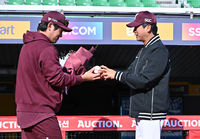 [포토]설종진 감독의 데뷔 첫 승을 축하하는 키움 주장 임지열