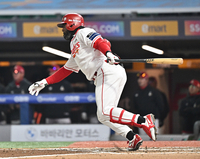 [포토]SSG 에레디아, 키움 정세영 상대 2타점 적시타