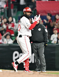 [포토]2타점 적시타 친 SSG 에레디아