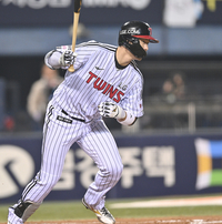 [포토] 홍창기, 3회 아쉬운 내야땅볼