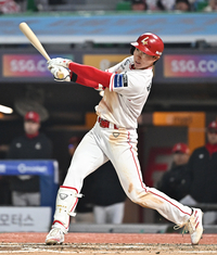 [포토]두 번째 2루타 치는 SSG 박성한