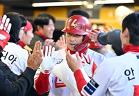 [포토]SSG 최정, 첫 홈런 터졌다!