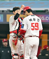 [포토]무사 만루 위기 넘긴 SSG 이지영, 백승건에게 꿀밤 콕!