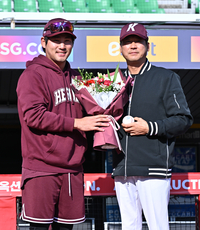 [포토]감독 데뷔 첫 승 기념구 건네 받은 키움 설종진 감독