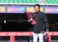 [포토]데뷔 첫 승 인사하는 키움 설종진 감독