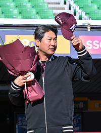 [포토]선수단에게 감사의 인사를 하는 키움 설종진 감독